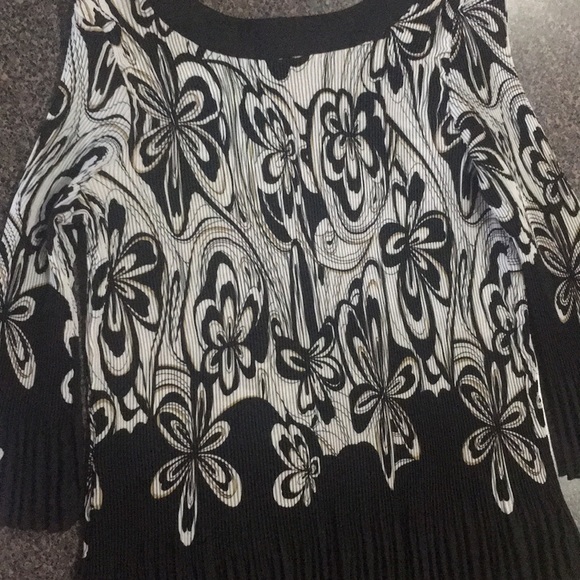 Pleated blouse with bell sleeves - Picture 2 of 8